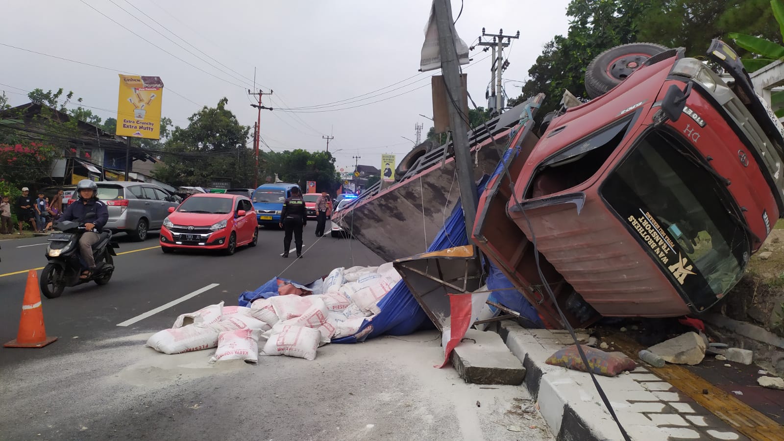 Diduga Rem Blong, Truk Bermuatan Semen Terbalik di Tanjakan Selarong Puncak