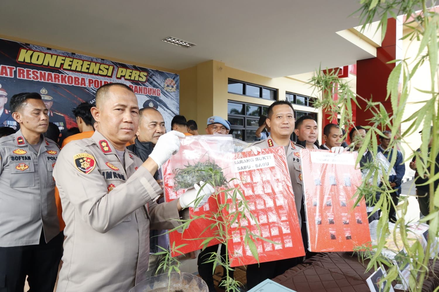 Sat Narkoba Polresta Bandung Amankan 12 Orang Tersangka Kasus Narkotika dalam Operasi Antik Lodaya 2023. Foto Dok Humas Polresta Bandung