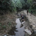 Kepala Desa Tarikolot, Bogor Wawan Kurniawan (Kanan) bersama warga saat mengecek lahan untuk Argowisata. Jabar Ekspres/Sandika Fadilah.