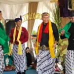 Wabup Sumedang, Erwan Setiawan beserta para pejabat Kecamatan Rancakalong sedang menikmati tarian tarawangsa dalam acara ngalaksa pada Selasa, 8 Agustus 2023. Jabar Ekspres/ Dedi Suhandi.