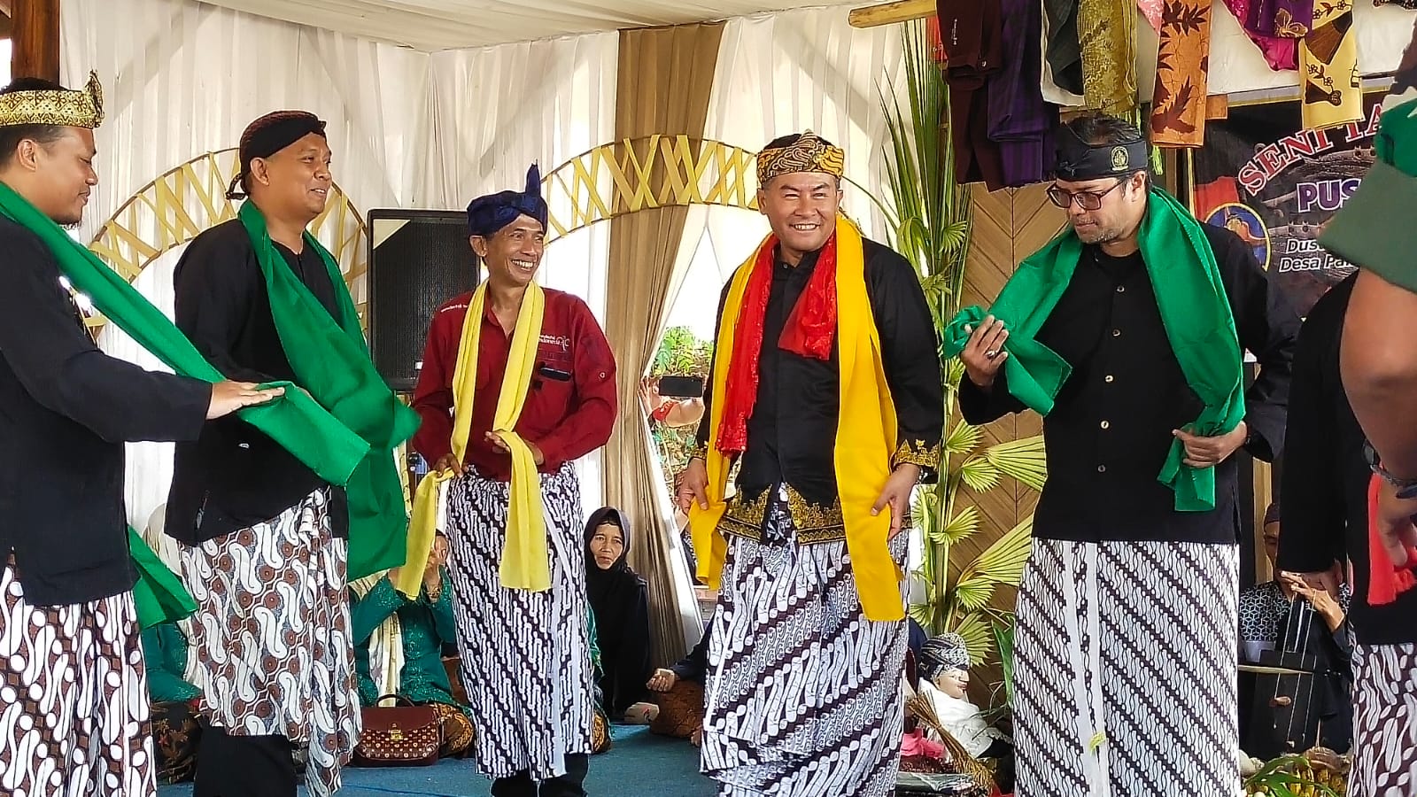 Wabup Sumedang, Erwan Setiawan beserta para pejabat Kecamatan Rancakalong sedang menikmati tarian tarawangsa dalam acara ngalaksa pada Selasa, 8 Agustus 2023. Jabar Ekspres/ Dedi Suhandi.