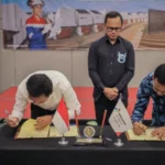 Wali Kota Bogor Bima Arya menyaksikan prosesi penandatanganan perjanjian kerjasama antara Dinas Koperasi UKM Kota Bogor dengan PGN. (Yudha Prananda / Jabar Ekspres)
