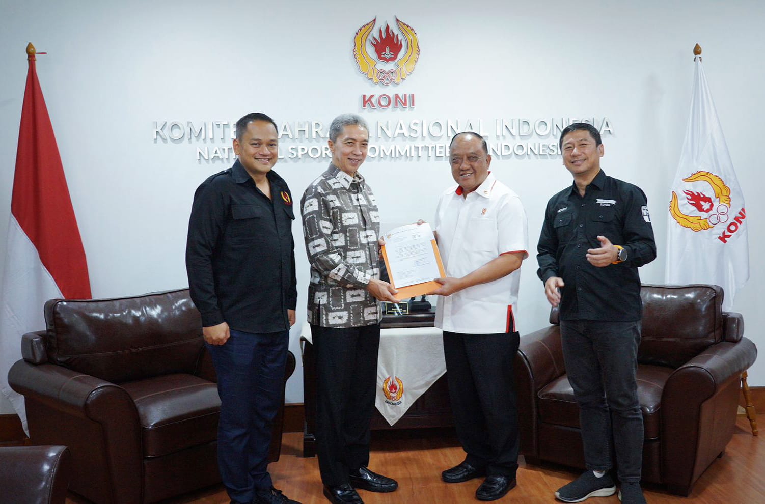 Wakil Wali Kota Bogor, Dedie A. Rachim menerima SK ditunjuknya Kota Bogor sebagai tuan rumah pelaksanaan Pekan Olahraga Beladiri Nasional. (Yudha Prananda / Jabar Ekspres)