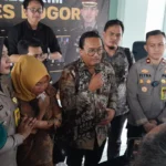 Siti Mauliah bersama kuasa hukumnya saat mendatangi Polres Bogor. Foto: Daniswara Mahendra/Jabarekspres.com