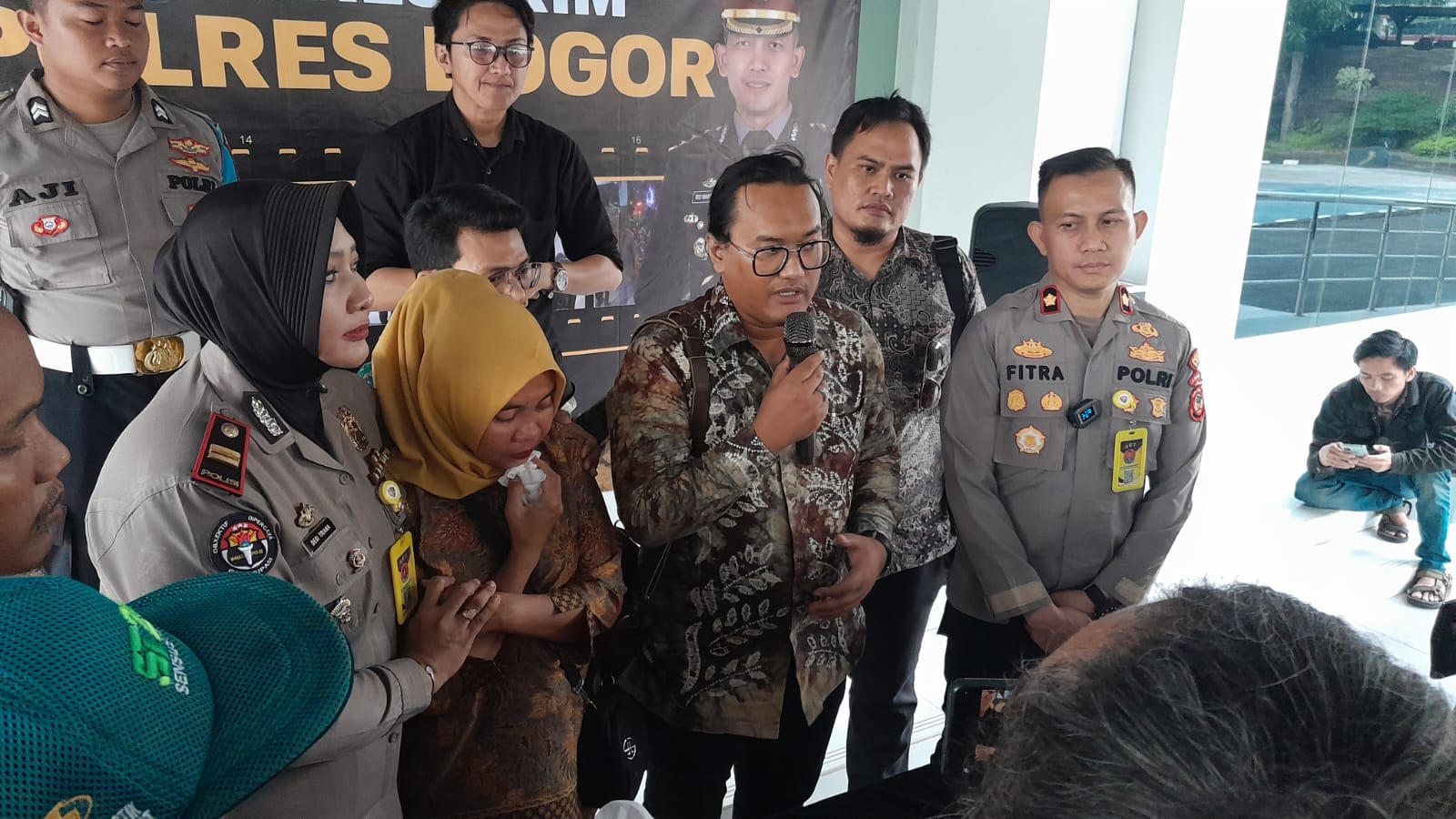 Siti Mauliah bersama kuasa hukumnya saat mendatangi Polres Bogor. Foto: Daniswara Mahendra/Jabarekspres.com