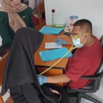 Dokter di Klinik Rumah Sehat Mitra Enviro tengah melakukan pemeriksaan kesehatan warga. Senin (14/8). Foto Namasindo Plas