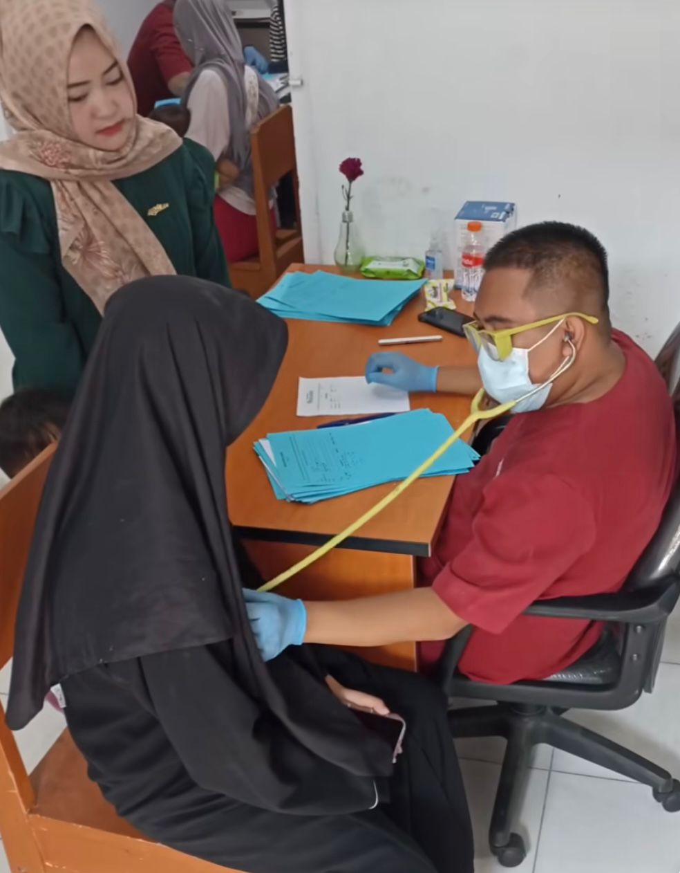 Dokter di Klinik Rumah Sehat Mitra Enviro tengah melakukan pemeriksaan kesehatan warga. Senin (14/8). Foto Namasindo Plas