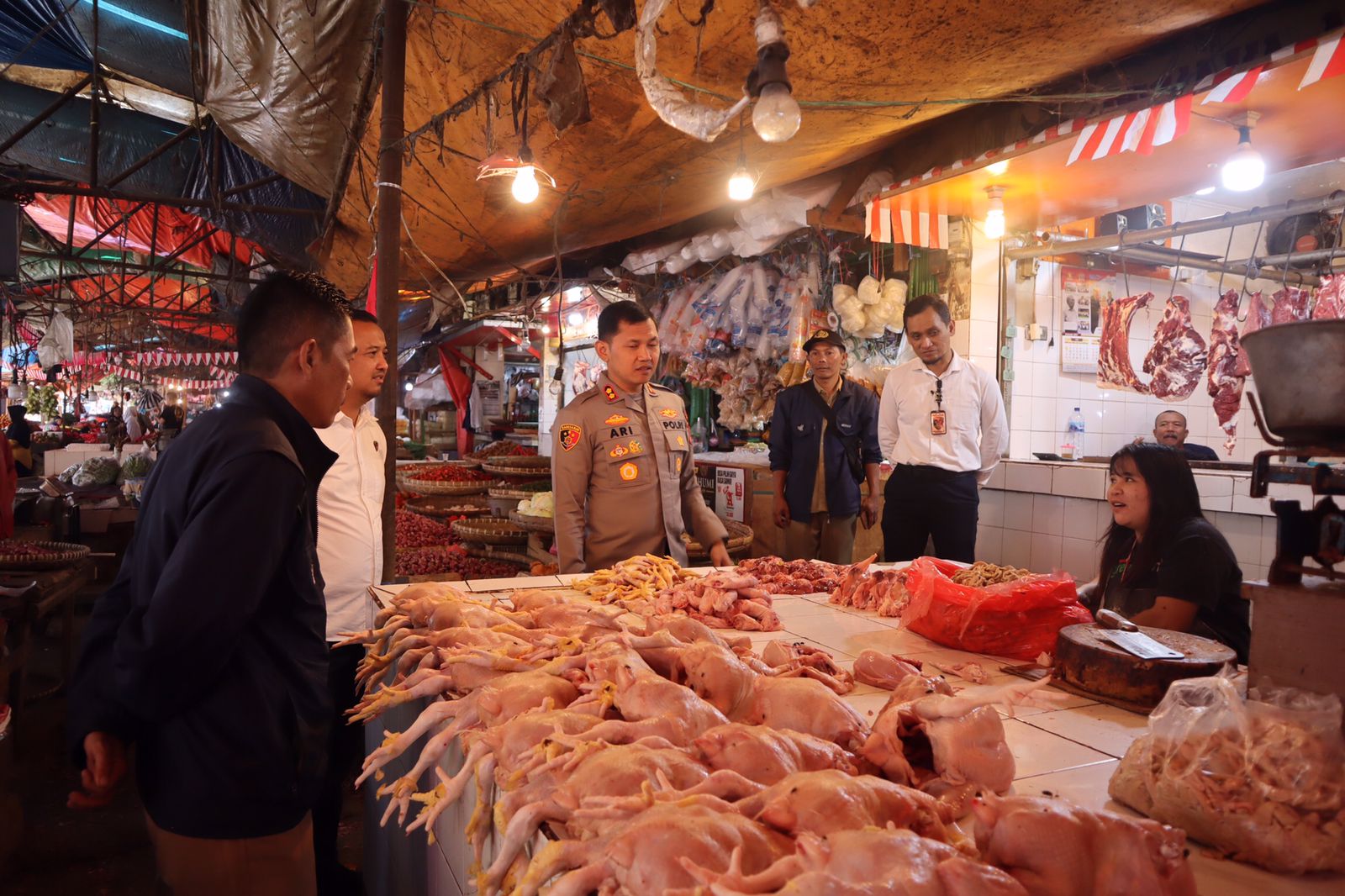 Sidak lapangan pengecekan harga ayam potong, humas polres Sukabumi kota / Riky