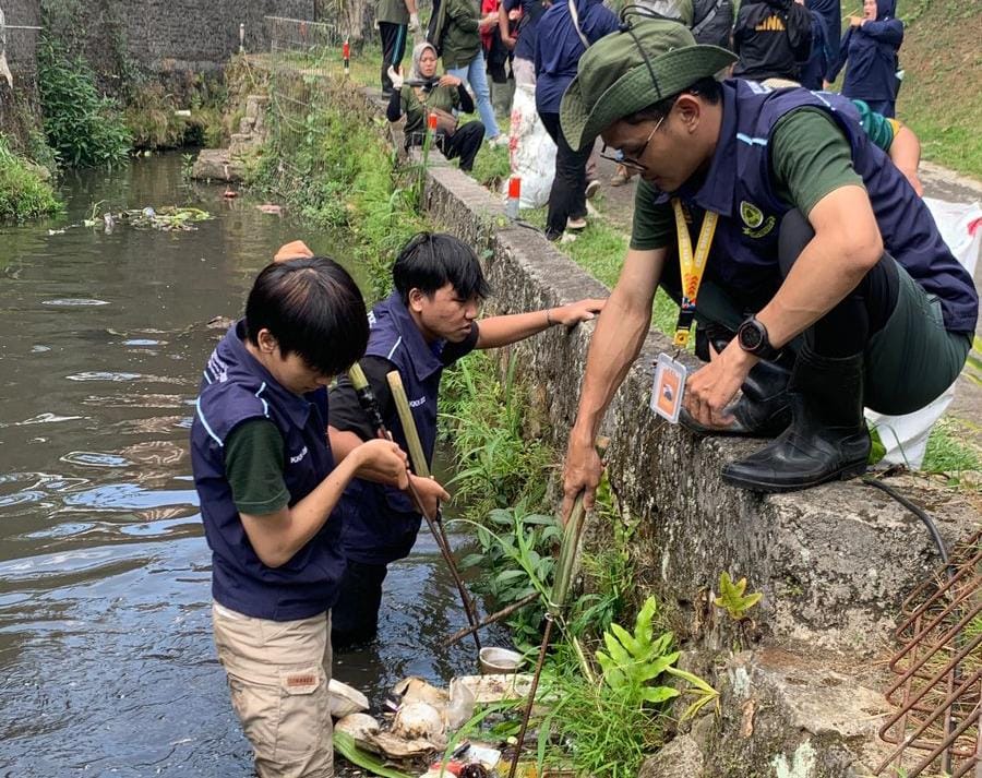 Mahasiswa FISIPKOM Universitas Djuanda Laksanakan Aksi Bersih Sungai bersama Masyarakat dan Pemdes Leuwimalang