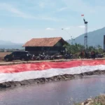 Passer kibarkan kain merah putih sepanjang 78 meter di sungai Cikijing, Kecamatan Rancaekek, Kabupaten Bandung. Jabar Ekspres/Yanuar Baswata.