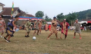 Permainan sepak bola dalam rangka perlombaan hari kemerdekaan ke-78 Republik Indonesia, Jumat, 18 Agustus 2023. Jabar Ekspres/Dedi Suhandi.