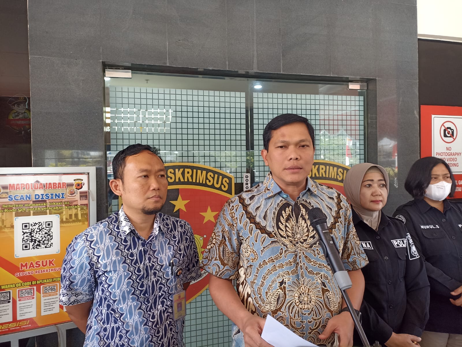 Youtuber asal Bandung berinisial IL alias EG dibekuk polisi lantaran promosikan judi online. Jabar Ekspres/Sandi Nugraha.