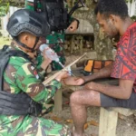 Satgas Yonif 310/KK Bantu Obati Warga Kampung Yabanda di Perbatasan RI-PNG