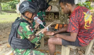 Satgas Yonif 310/KK Bantu Obati Warga Kampung Yabanda di Perbatasan RI-PNG