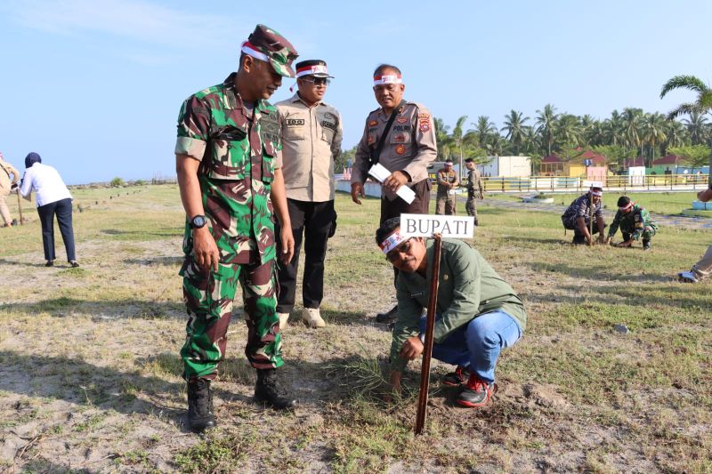 Antisipasi Abrasi, Polres Agam Tanam Pohon di Pantai Tornado