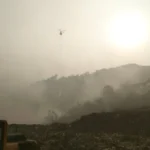 Helikopter water bombing saat menembakan peluru air ke titik api di TPA Sarimukti, Kecamatan Cipatat, KBB. Sabtu (26/8). Foto Jabarekspres