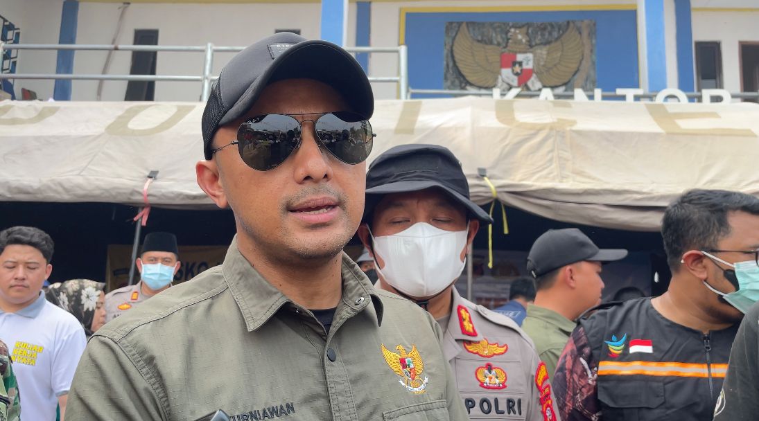 Bupati Bandung Barat Hengky Kurniawan usai meninjau Posko Kesehatan korban dampak asap kebakaran TPA Sarimukti. Sabtu (26/8). Foto Jabarekspres