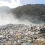 kondisi tumpukan sampah di TPAS diselimuti kepulan asap hasil sampah yang terbakar, Sabtu 26 Agustus 2023. (Je/ Dedi Suhandi)