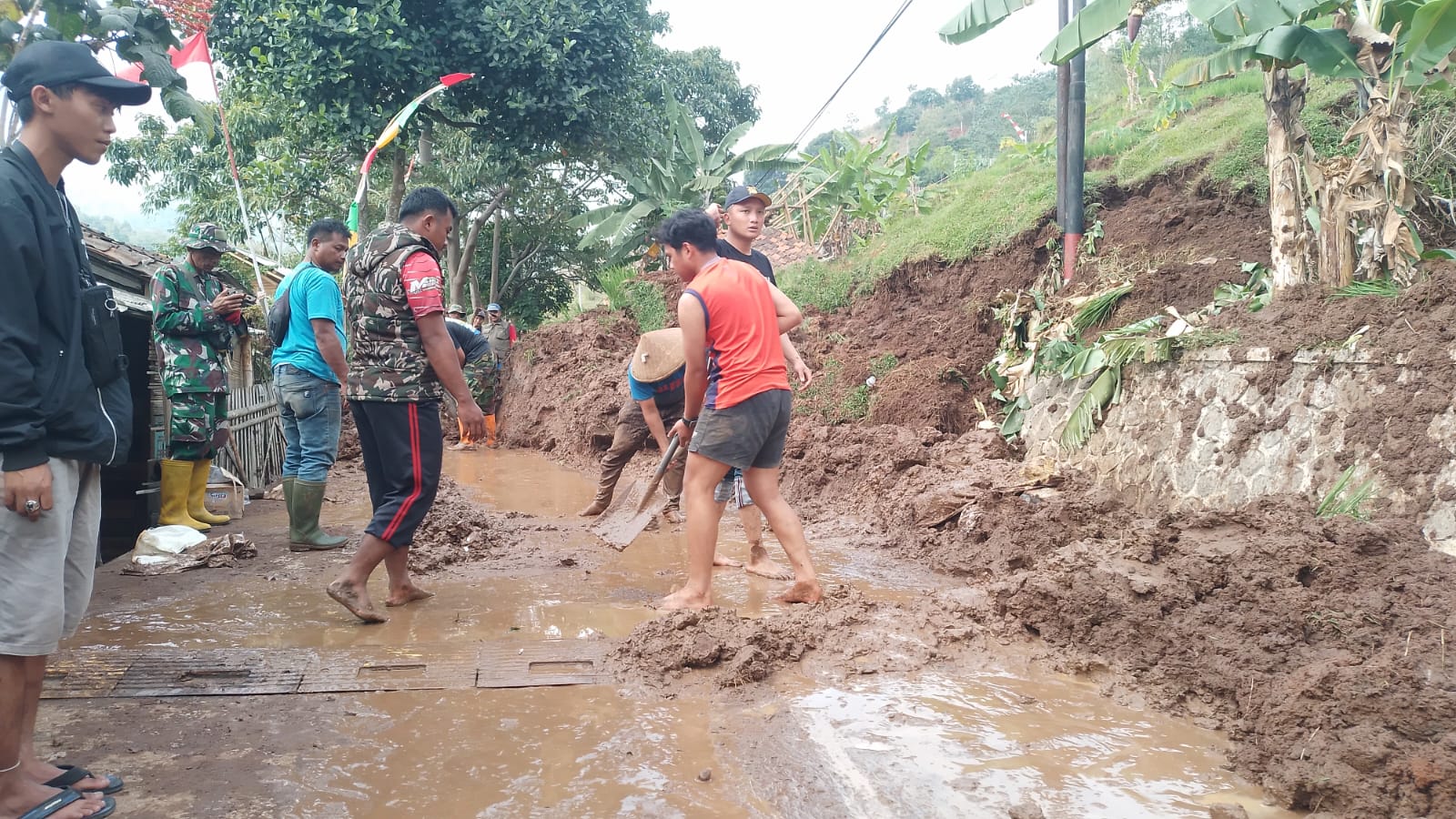 Gotongroyong warga membersihkan material tanah longsor di Desa Dampit, Kecamatan Cicalengka, Kabupaten Bandung. (Yanuar/Jabar Ekspres)