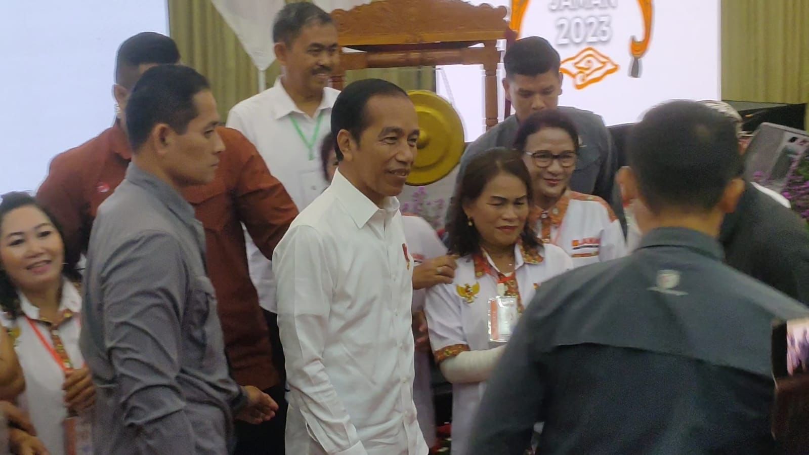 Presiden RI Joko Widodo saat berfoto dengan kader Jaman. Jabar Ekspres/Ayu Lestari.