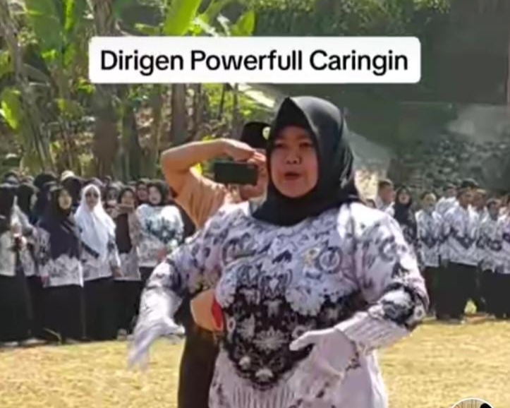 Dirigen enerjik saat upacara HUT ke-78 RI di Sukabumi. Tangkap layar TikTok/@hamdan_fyp.