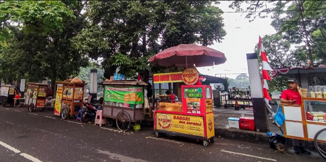 Menjelajah Wisata Kuliner di Taman Saparua Bandung