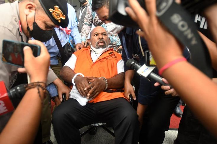 Gubernur Papua nonaktif, Lukas Enembe, kembali mendapat sorotan tajam setelah ulah kontroversialnya di dalam Rutan Komisi Pemberantasan Korupsi (KPK).
