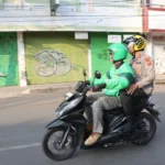 Kapolres Cirebon Kota, AKBP M. Rano Hadiyanto naik ojol untuk cek situasi lalu lintas usai terima laporan soal pelanggaran. Jabar Ekspres/Ayu Lestari.