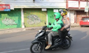 Kapolres Cirebon Kota, AKBP M. Rano Hadiyanto naik ojol untuk cek situasi lalu lintas usai terima laporan soal pelanggaran. Jabar Ekspres/Ayu Lestari.
