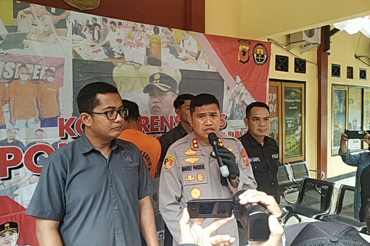 Kapolres Sukabumi, AKBP Maruly Pardede (tengah) saat melakukan konferensi pers soal kasus kekerasan terhadap anak, Riki Achmad/Jabar Ekspres.