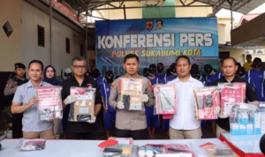 Kapolres Sukabumi Kota AKBP Ari Setyawan Wibowo (tengah) saat menunjukkan barang bukti penangkapan pengedar narkoba dan obat terlarang. Dok. Istimewa.