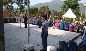 Upacara peringatan dilanjutkan berziarah di Makam Mayor Abdurrahman di Kecamatan Conggeang Kabupaten Sumedang, Rabu 16 Agustus 2023. Jabar Ekspres/Dedi Suhandi.