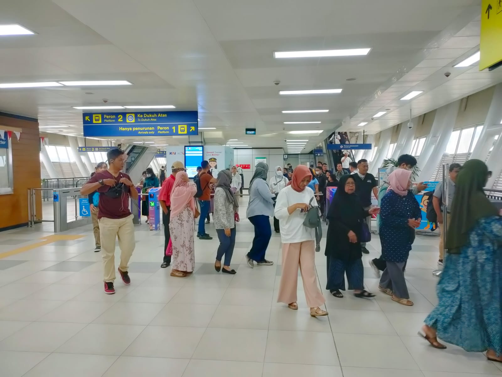 LRT Harjamukti Resmi Beroperasi, Stasiun Diserbu Penumpang!