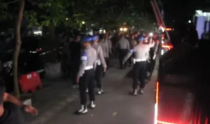 Netizen soroti perlakuan kasar oknum polisi ke warga Dago Elos di tengah kasus sengketa tanah yang masih bergulir. Instagram/dagomelawan.