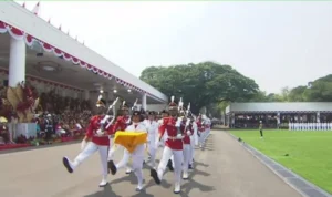 Meski Sepatu Lepas, Paskibraka Pembawa Baki Tetap Tuntaskan Tugas Upacara HUT ke-78 RI di Istana Negara