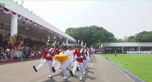 Meski Sepatu Lepas, Paskibraka Pembawa Baki Tetap Tuntaskan Tugas Upacara HUT ke-78 RI di Istana Negara