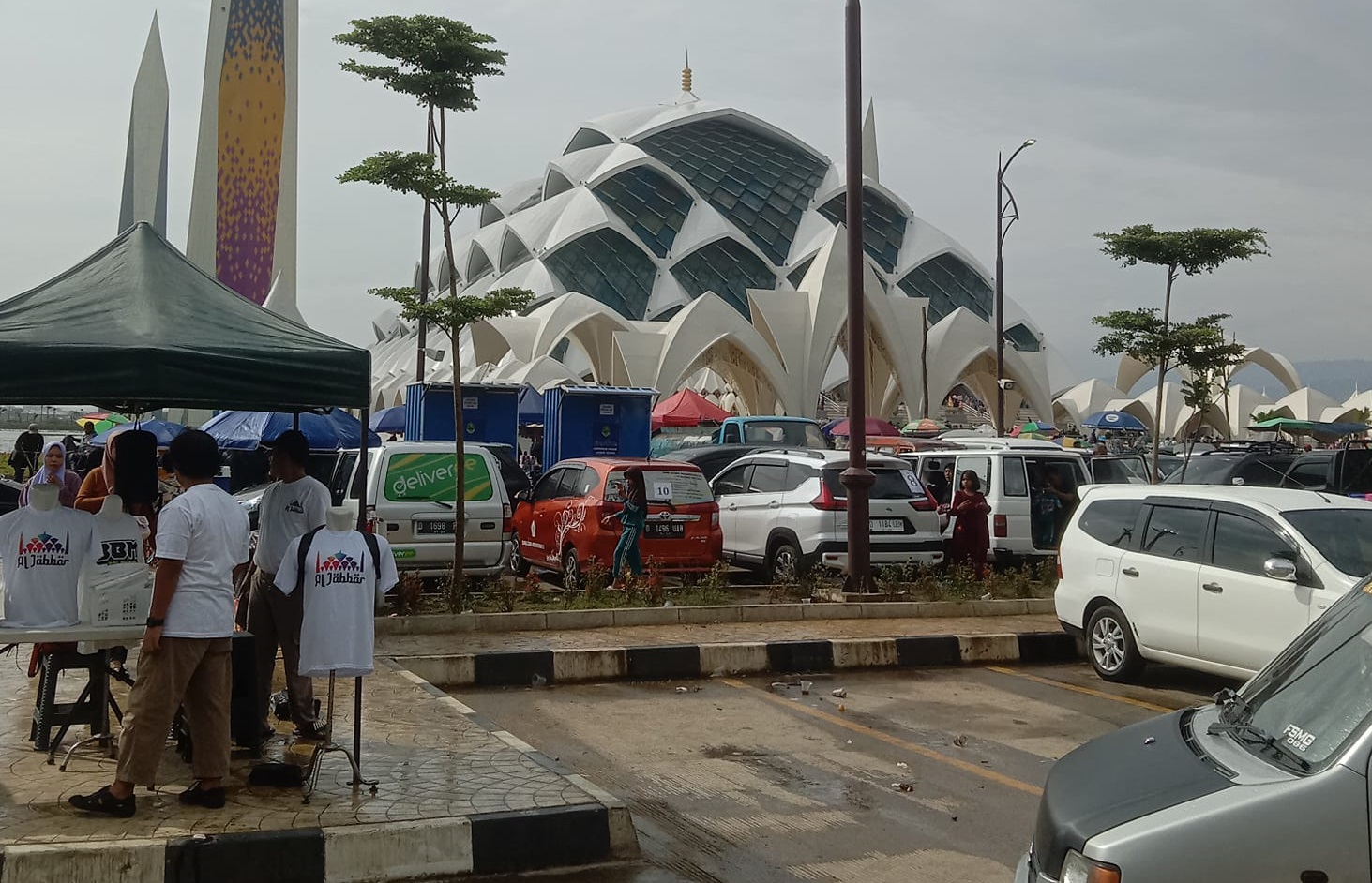 Polemik pengelolaan Parkir Masjid Al Jabbar Kota Bandung sempat mencuat setelah terjadi aksi main getok yang dilakukan oleh oknum masyarakat.