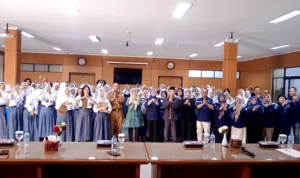 Ratusan siswa SMA dan SMK di Kota Cimahi, Jawa Barat digembleng pendidikan politik menjelang Pemilu 2024 mendatang. Jabar Eskpres/Cecep Herdi.