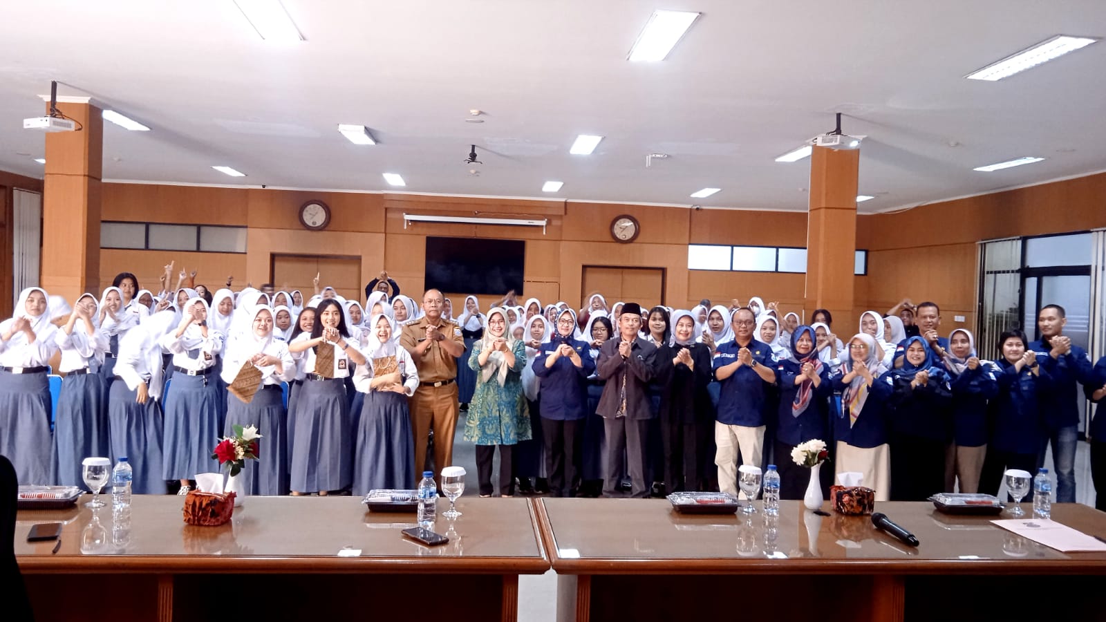 Ratusan siswa SMA dan SMK di Kota Cimahi, Jawa Barat digembleng pendidikan politik menjelang Pemilu 2024 mendatang. Jabar Eskpres/Cecep Herdi.