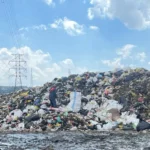 Ratusan ton sampah di wilayah Kabupaten Bandung Barat dilaporkan mengalami penumpukan, imbas kebakaran TPA Sarimukti. Jabar Ekspres/Suwitno.