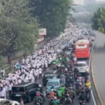 Ribuan honorer nakes menggeruduk gedung DPR RI, melakukan unjuk rasa menuntut segera diterbitkannya surat pengangkatan PNS. Dok. Istimewa.