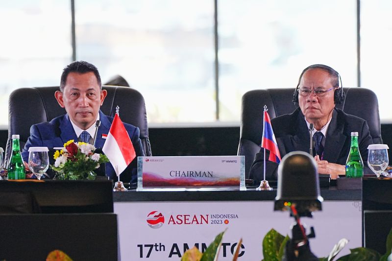Indonesia Hands Over The Chairmanship of the 18th AMMTC to Laos