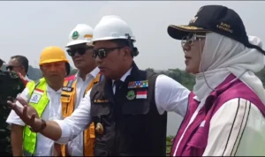 Ratusan Warga Sambut Ridwan Kamil Saat Melakukan Tinjauan Jembatan Walahar