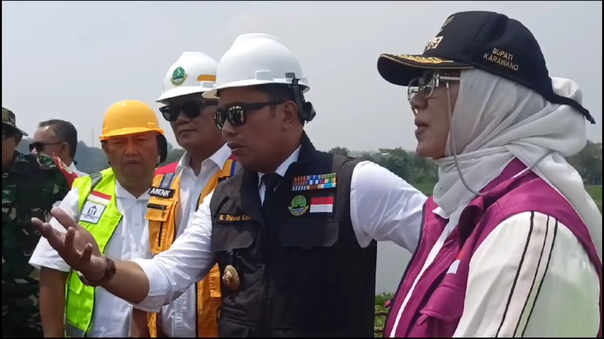 Ratusan Warga Sambut Ridwan Kamil Saat Melakukan Tinjauan Jembatan Walahar
