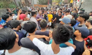 Sejumlah warga saat melakukan aksi demo di Chevilly Resort Camp Bogor akibatkan kemacetan di Jalan Cibedug. Jabar Ekspres/Daniswara Mahendra.