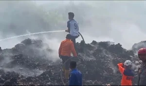 Kepulan Asap Kebakaran Tempat Pembuangan Sampah di Sumedang Jadi Kekawatiran Warga