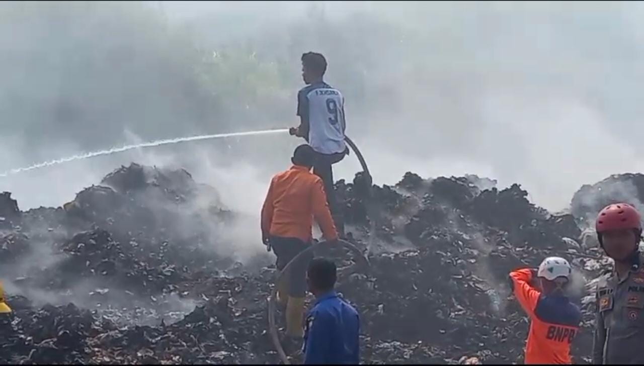 Kepulan Asap Kebakaran Tempat Pembuangan Sampah di Sumedang Jadi Kekawatiran Warga