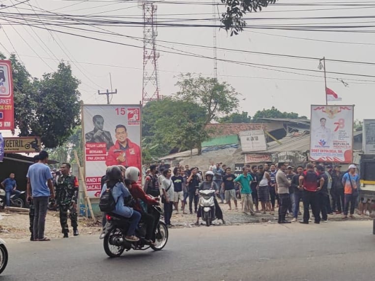 Tawuran antar kelompok terjadi di Jalan KSU, Kecamatan Sukamajaya, Kota Depok, Jawa Barat dibubarkan oleh polisi. Jabar Ekspres/Rubiakto.