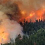 Kobaran api yang mewakili ancaman serius telah memasuki hari kedua sejak Minggu (20/8), dengan kota ini terus dilanda kebakaran hutan yang belum berhasil dipadamkan.