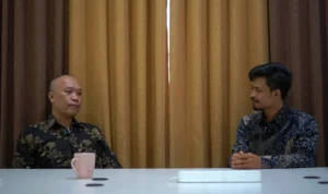Direktur Eksekutif Indonesian Politics Research & Consulting (IPRC), Firman Manan (kiri) saat memaparkan sosok calon kuat dalam pilgub Jabar.